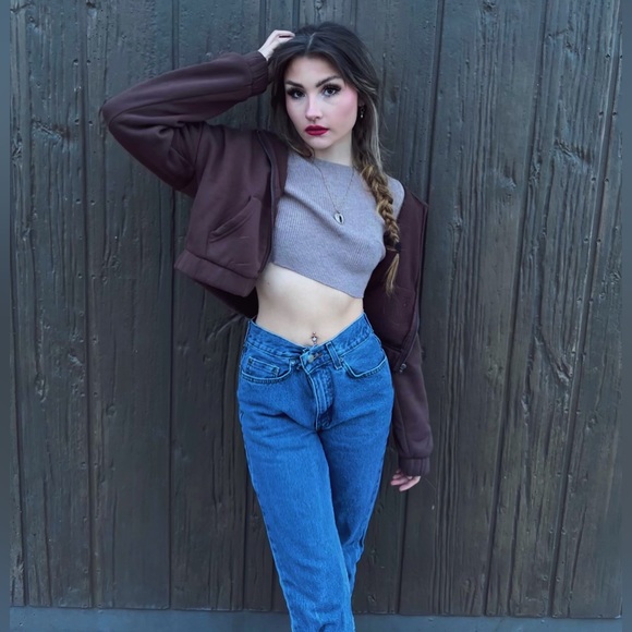 Meet your Posher, Hailey - Picture 5 of 8